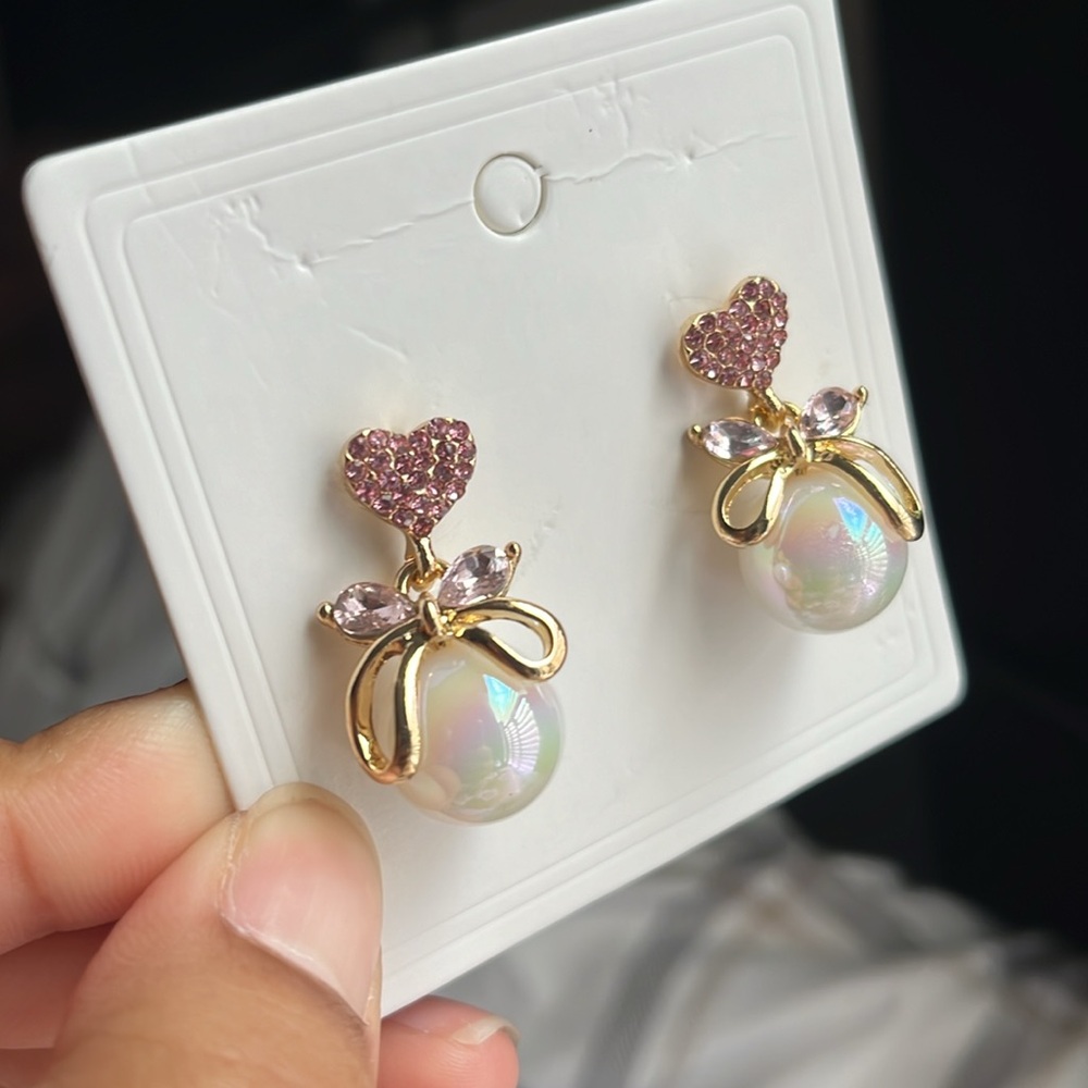 Coquette Hanging Iridescent Heart Pearl Earrings - Picture 3 of 3